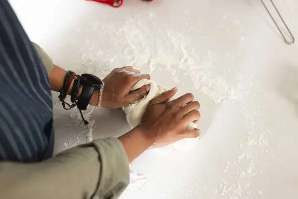 Ręce Ugniatać Ciasto Powierzchni Pylonej Mąką Miejsca Kopiowania Ujawniając Proces Obrazek Stockowy