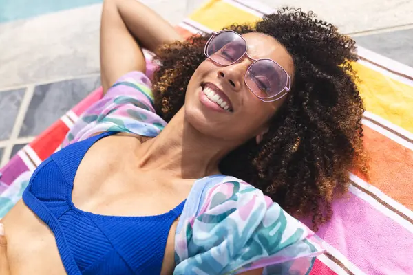 Biracial Frau Genießt Die Sonne Pool Trägt Einen Blauen Badeanzug — Stockfoto