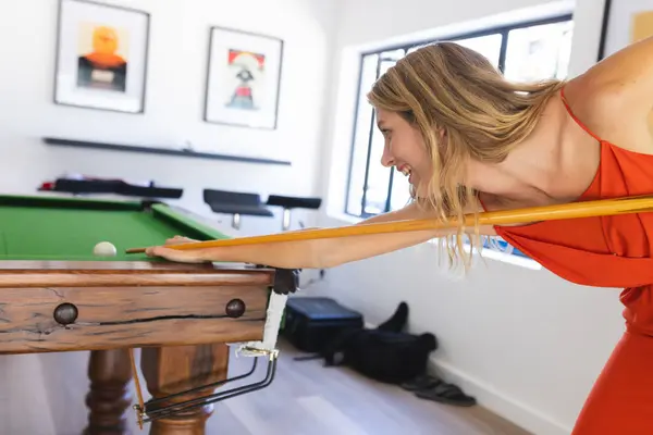 Young Caucasian Woman Plays Pool Bright Room Art Walls Dressed — Stock Photo, Image