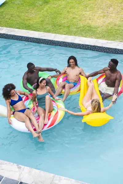 Diversos Grupos Amigos Disfrutan Una Fiesta Piscina Descansando Coloridos Flotadores — Foto de Stock