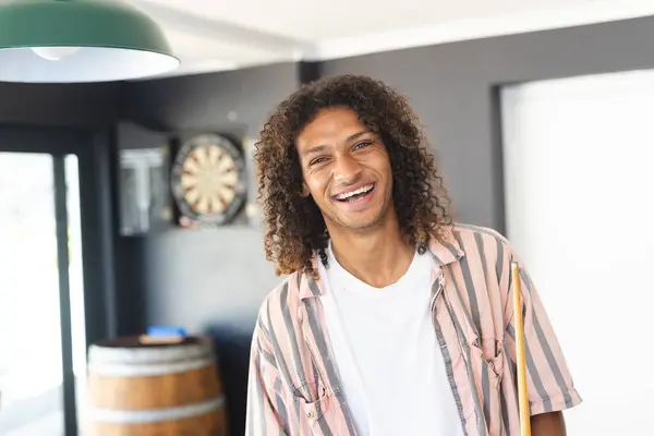 Jonge Biracial Man Met Krullend Haar Glimlacht Warm Het Dragen — Stockfoto