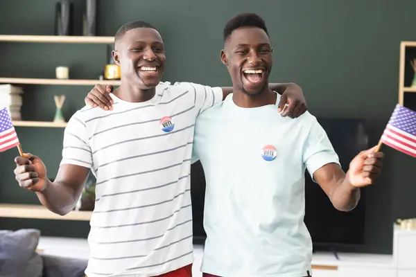 Dwóch Młodych Afroamerykanów Trzyma Amerykańskie Flagi Naklejkami Voted Ich Radosne — Zdjęcie stockowe