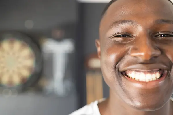 Jeune Afro Américain Sourit Largement Présentant Une Expression Joyeuse Avec — Photo