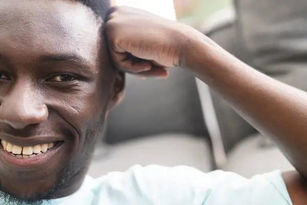 Joven Afroamericano Con Una Sonrisa Brillante Está Apoyando Mano Sobre —  Fotos de Stock