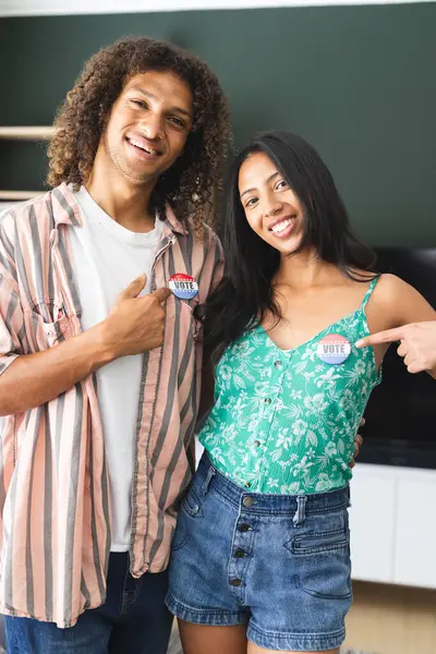 Das Junge Paar Trägt Stolz Voting Aufkleber Und Lächelt Breit — Stockfoto