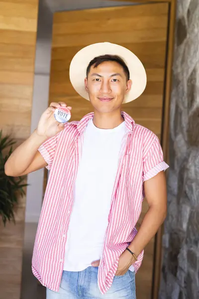 Asiatique Tenant Badge Vote Affiche Fièrement Capturé Intérieur Son Geste — Photo