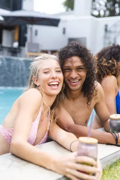 Joven Mujer Caucásica Joven Hombre Birracial Sonríen Junto Una Piscina — Foto de Stock