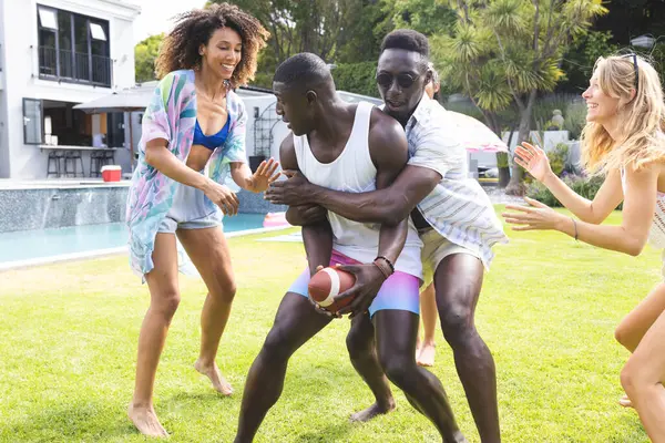 Vielfältige Freunde Genießen Ein Verspieltes Fußballspiel Freien Zwei Junge Afroamerikanische — Stockfoto