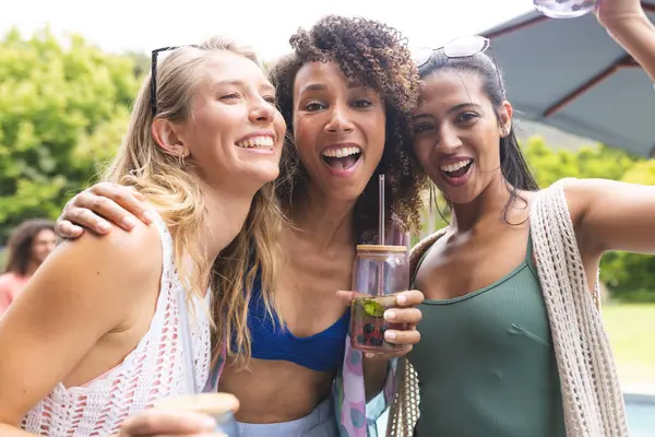 Три Молодые Разнообразные Подруги Улыбаются Позируют Селфи Напитками Руке Наслаждаются — стоковое фото