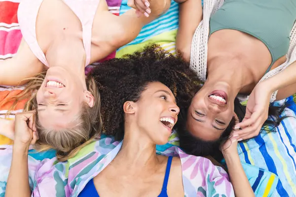 Diferite Prietene Sex Feminin Sunt Culcate Capul Împreună Râzând Bucurie — Fotografie, imagine de stoc
