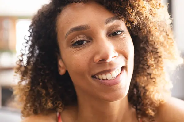 Biracial Woman Curly Hair Smiles Warmly Her Brown Eyes Gleaming — Stock Photo, Image