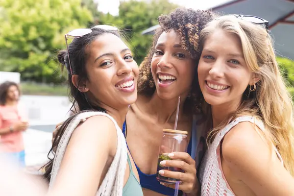 Tres Amigas Sonrientes Diversas Toman Una Selfie Una Sosteniendo Una —  Fotos de Stock