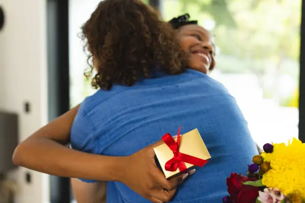Afroamerikanisches Paar Umarmt Sich Herzlich Frau Hält Geschenk Der Hand — Stockfoto