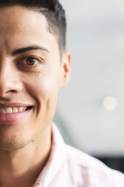 Ein Junger Mann Mit Braunen Augen Lächelt Einem Modernen Geschäftsbüro lizenzfreie Stockfotos