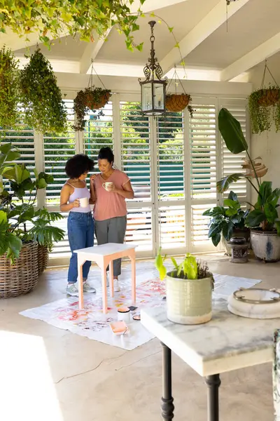 Madre Biologica Figlia Adulta Dipingono Insieme Mobili Casa Progetto Upcycling Foto Stock