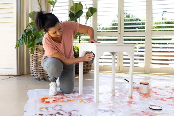 Mujer Biracial Madura Pintando Mesa Casa Proyecto Upcycling Vistiendo Ropa Fotos De Stock Sin Royalties Gratis