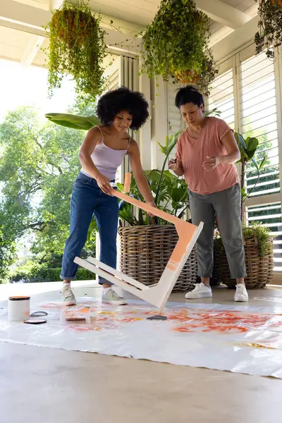 Madre Biracial Hija Adulta Están Pintando Muebles Juntos Casa Para Imagen De Stock