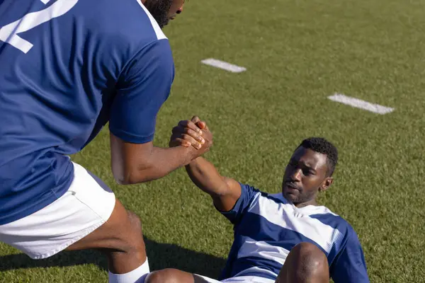 Два Афроамериканских Юных Спортсмена Тренируются Открытом Воздухе Один Помогает Другому — стоковое фото