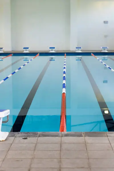 Lege Zwembadbanen Binnen Wachten Zwemmers Gemarkeerd Door Kleurrijke Baanverdelers Kopieerruimte — Stockfoto