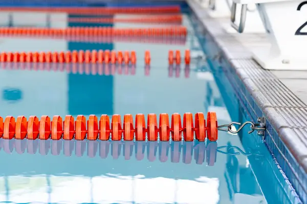 Uvnitř Přes Klidnou Vodu Bazénu Táhnou Oranžové Dělící Čáry Označující — Stock fotografie