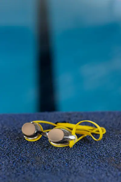 Gele Zwembril Rustend Blauw Zwembad Binnen Geen Mensen Zichtbaar Kopieerruimte — Stockfoto