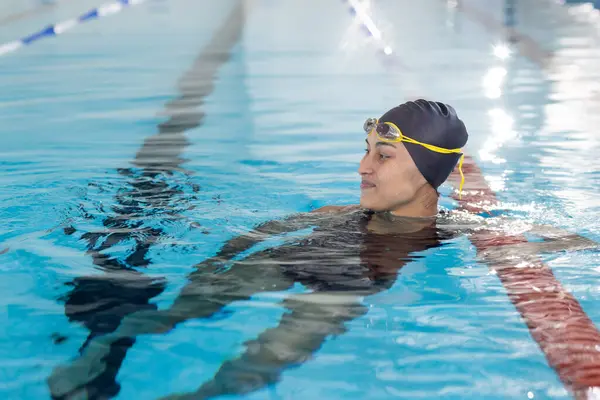 Jonge Biraciale Vrouwelijke Zwemmer Rustend Aan Rand Van Het Zwembad — Stockfoto