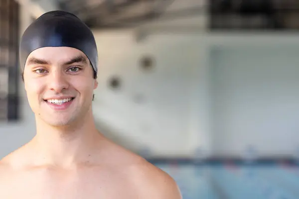 수영장 코카서스 수영자 모자를 어두운 명확한 피부를 가지고 있으며 변하지 — 스톡 사진