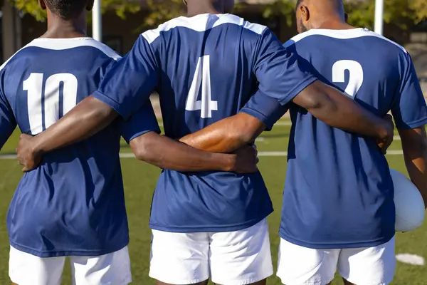 Три Афроамериканских Юных Спортсмена Стоят Вместе Поле Открытом Воздухе Одеты — стоковое фото