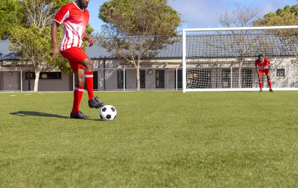 Два Афроамериканских Молодых Спортсмена Играют Футбол Открытом Воздухе Один Готовится — стоковое фото