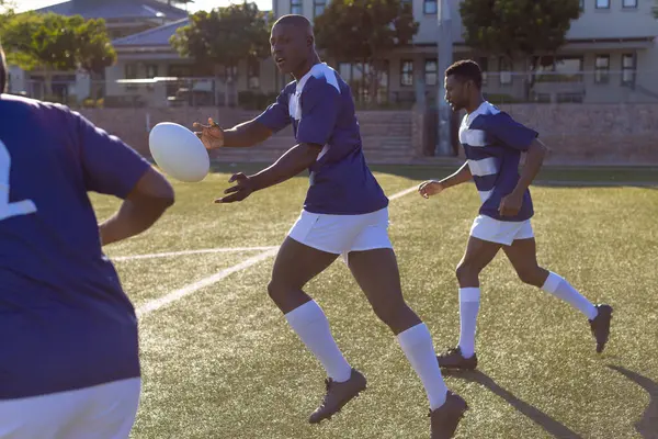 Трое Афроамериканских Молодых Спортсменов Играют Регби Открытом Воздухе Одеты Синюю — стоковое фото