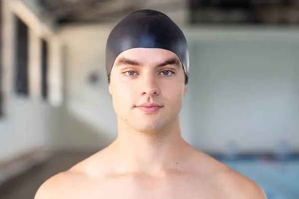 모자를 수영장 수영자 피부를 가지고 있으며 카메라를보고 변하지 — 스톡 사진