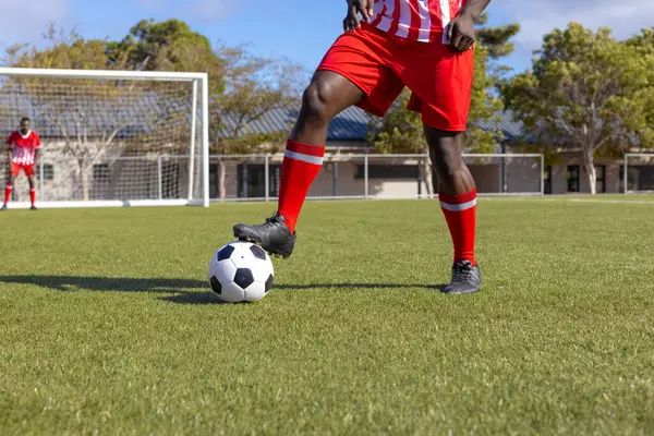 Два Афроамериканских Молодых Спортсмена Играют Футбол Открытом Воздухе Один Контролирует — стоковое фото