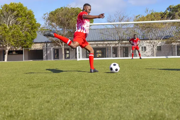 아프리카계 미국인 선수들이 야외에서 축구를 있습니다 하나는 빨간색과 키트를 하나는 — 스톡 사진