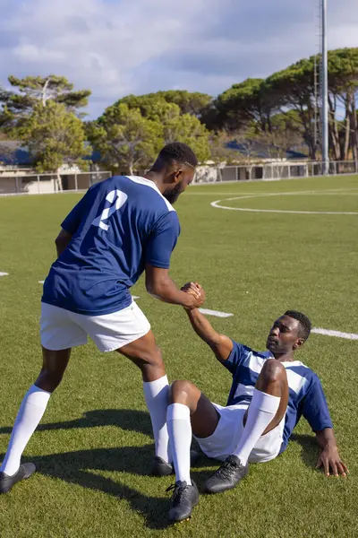 Два Афроамериканских Молодых Спортсмена Находятся Поле Регби Открытом Воздухе Один — стоковое фото