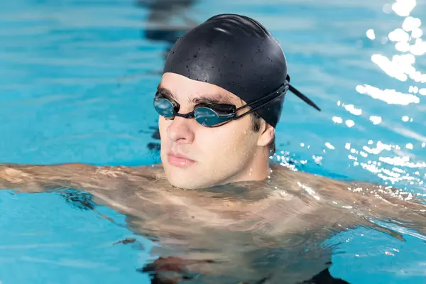 모자와 고글을 수영장에서 실내에서 코카서스 수영자 머리카락 공정한 피부를 가지고 — 스톡 사진