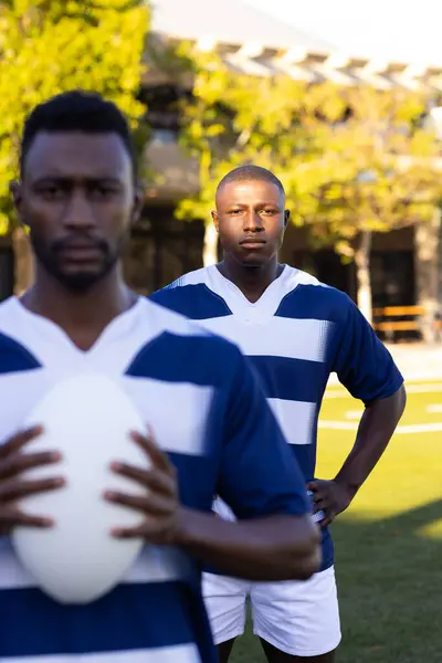 Двое Афроамериканских Молодых Спортсменов Мужчин Держат Мяч Регби Открытом Воздухе — стоковое фото