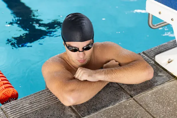 수영장 가장자리에 코카서스 수영자 고글을 머리카락 카메라에서 멀리보고있다 변하지 — 스톡 사진