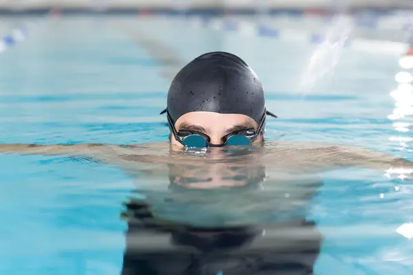 Kaukázusi Fiatal Férfi Úszó Szemüvegben Úszott Medencében Rövid Haja Van Stock Kép