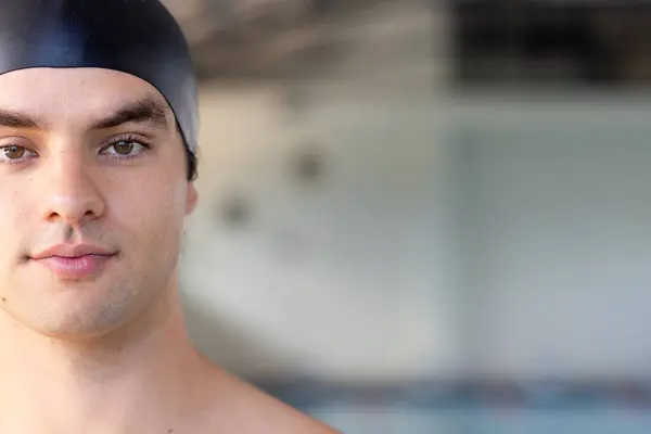 Hombre Joven Nadador Caucásico Interior Con Una Gorra Negra Mirando Fotos De Stock Sin Royalties Gratis