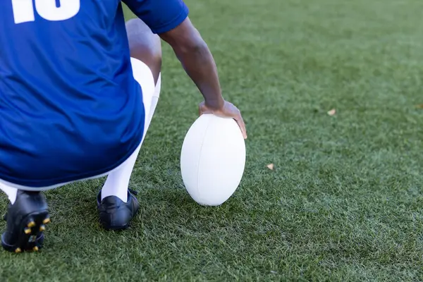 Afroamerikansk Ung Manlig Idrottsman Med Blå Tröja Håller Rugbyboll Gräsplan Royaltyfria Stockbilder