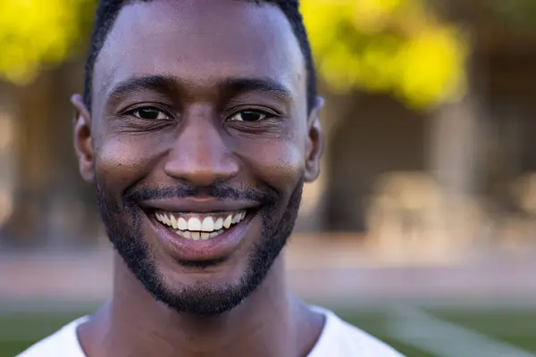Atlet Laki Laki Muda Afrika Amerika Tersenyum Lapangan Luar Ruangan Stok Foto Bebas Royalti