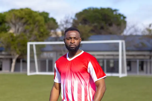 Afrikkalainen Amerikkalainen Nuori Mies Urheilija Seisoo Jalkapallokenttä Ulkona Näyttää Vakava kuvapankkikuva
