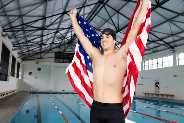 Nadador Masculino Joven Caucásico Sosteniendo Bandera Americana Parado Junto Piscina Imagen De Stock
