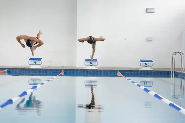 Diversos Nadadores Jóvenes Buceando Piscina Cubierta Espacio Para Copiar Varón — Foto de Stock