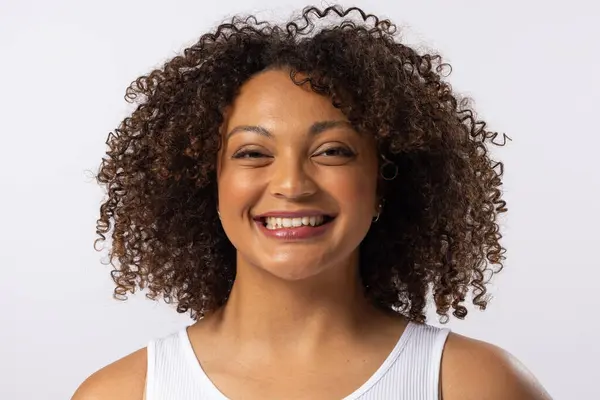 Dwurasowy Młody Model Rozmiar Uśmiecha Się Białej Koszulce Kręcone Brązowe — Zdjęcie stockowe