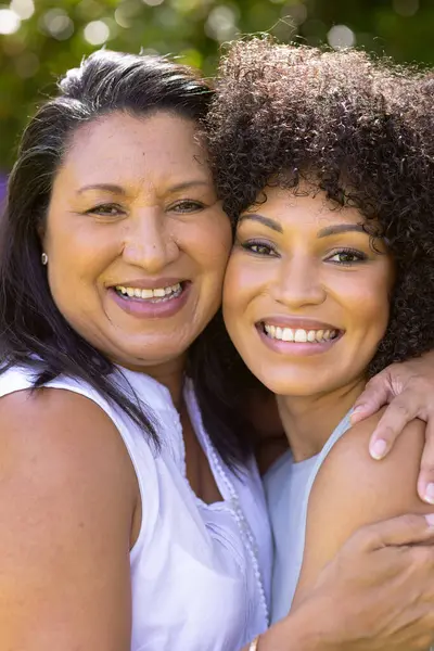 Madre Hija Mujer Birracial Madura Abrazando Una Joven Birracial Sonriendo Imagen De Stock