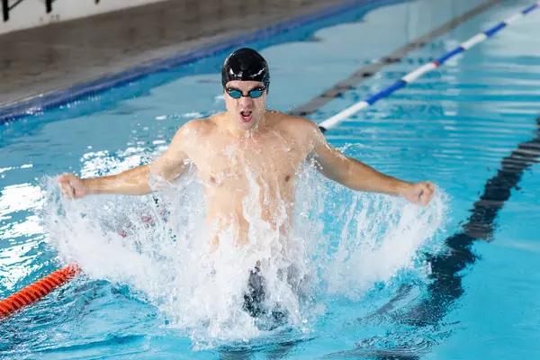 Mladý Běloch Plavec Cvičí Plaveckém Bazénu Cáká Krátkými Hnědými Vlasy Stock Snímky