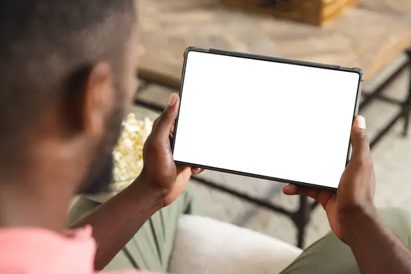Afrikai Amerikai Férfi Kezében Egy Tabletta Egy Üres Képernyőn Otthon Jogdíjmentes Stock Fotók