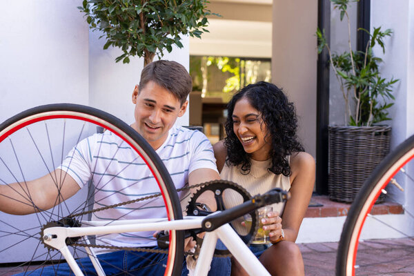 Fixing bicycle together, young couple enjoying outdoor activity and bonding. Cycling, teamwork, repair, maintenance, outdoors, relationship — Stock Image Fixing Bicycle Together Young Couple Enjoying Outdoor Activity Bonding Cycling Stock Picture