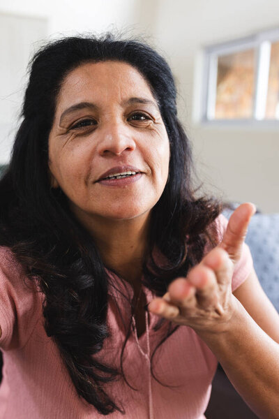 Vertical of happy senior biracial woman having video call, smiling and blowing kiss. Communication, technology, domestic life and senior lifestyle, unaltered. — Stock Image Vertical Happy Senior Biracial Woman Having Video Call Smiling Blowing Royalty Free Stock Images